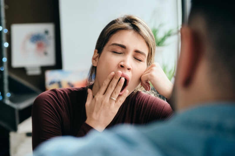 un uomo innamorato può fingere indifferenza