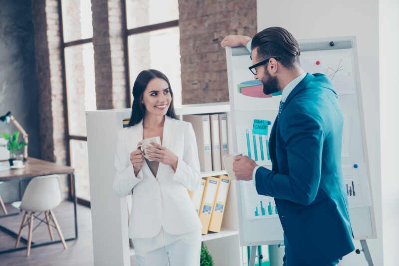 Corteggiamento Di Un Collega