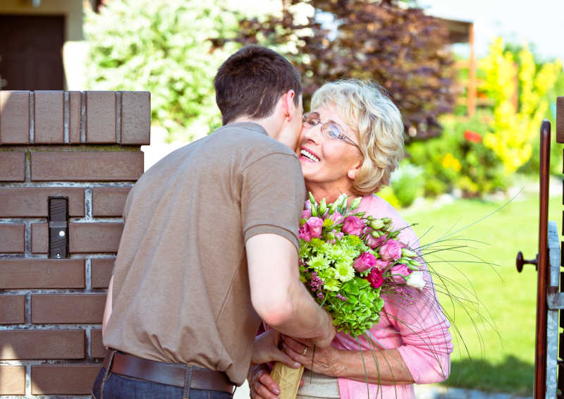 uomo attratto da donne giovani